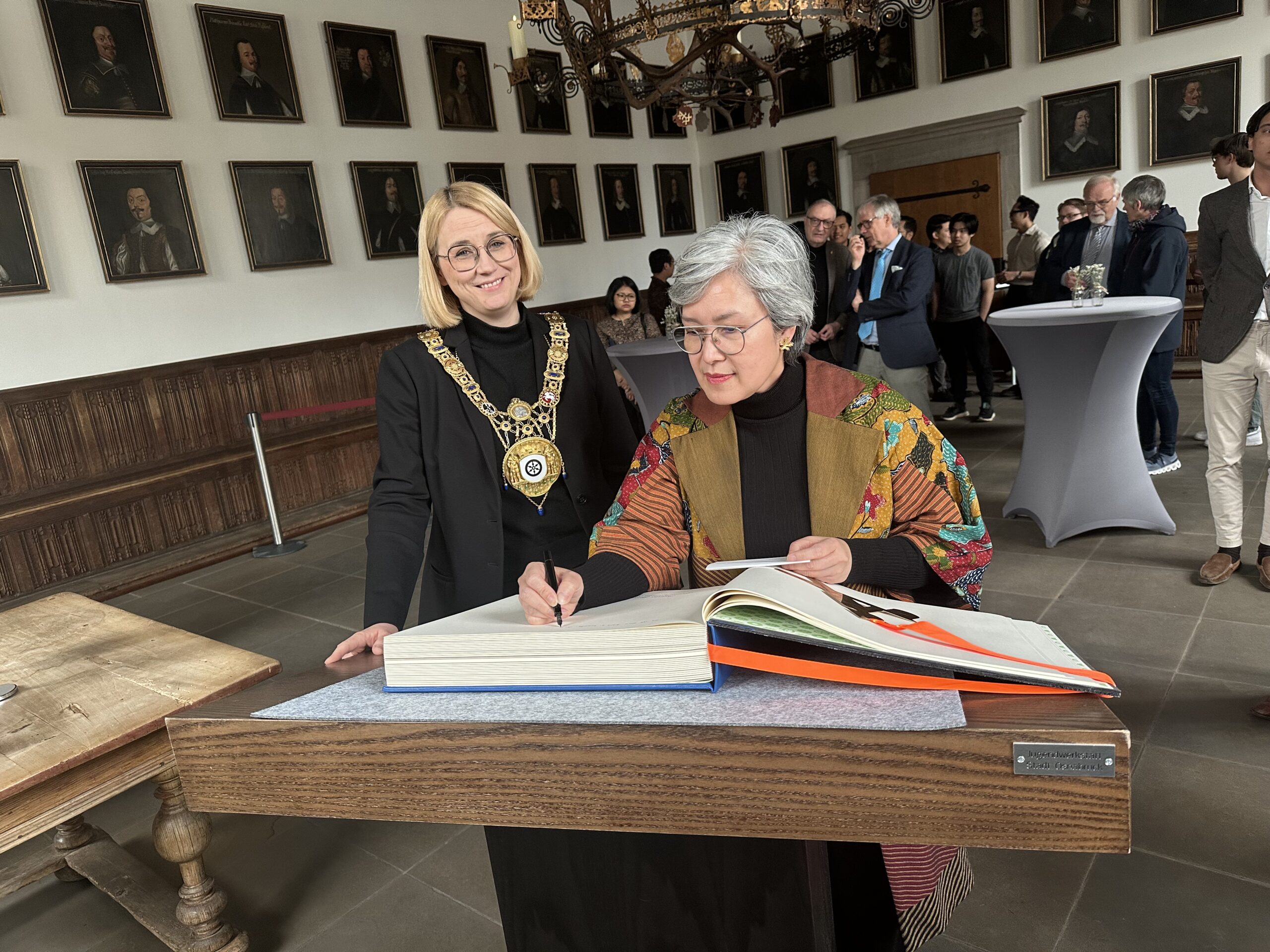 Oberbürgermeisterin und Generalkonsulin.