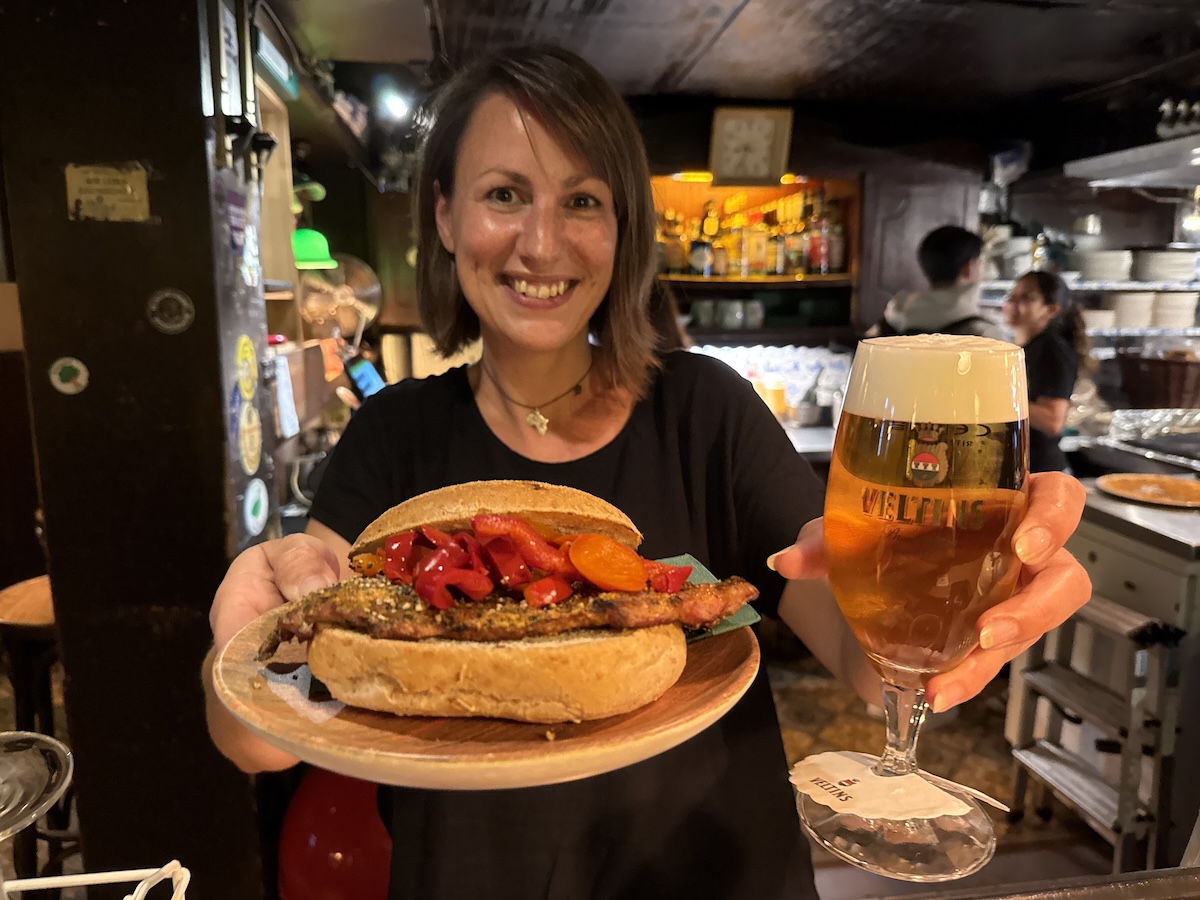 Ein halbes Jahrhundert Kneipenkultur: Die „Grüne Gans" in Osnabrück feiert Geburtstag Annika, in dritter Generation in der Grünen Gans tätig