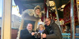 Alexander Illenseer, Geschäftsführer Marketing Osnabrück GmbH, Katharina Pötter, Oberbürgermeisterin der Stadt Osnabrück und Bernd Kracke Jr., 1. Vorsitzender des Schaustellerverbandes Weser-Ems e.V. freuen sich auf den Start des historischen Weihnachtsmarktes in Osnabrück am 24. Dezember.