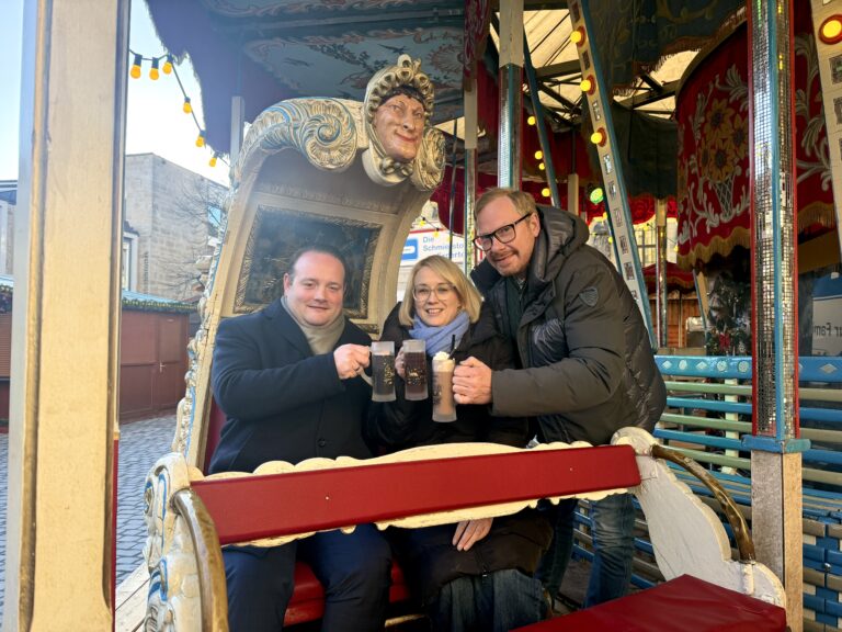 Alexander Illenseer, Geschäftsführer Marketing Osnabrück GmbH, Katharina Pötter, Oberbürgermeisterin der Stadt Osnabrück und Bernd Kracke Jr., 1. Vorsitzender des Schaustellerverbandes Weser-Ems e.V. freuen sich auf den Start des historischen Weihnachtsmarktes in Osnabrück am 24. Dezember. in Altstadt