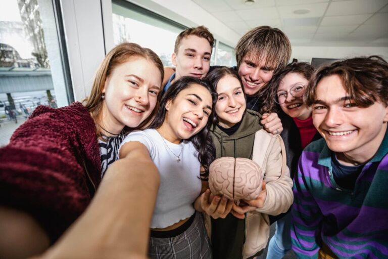 Die "Coxi"-Studierenden freuen sich. / Foto: Simone Reukauf in Innenstadt