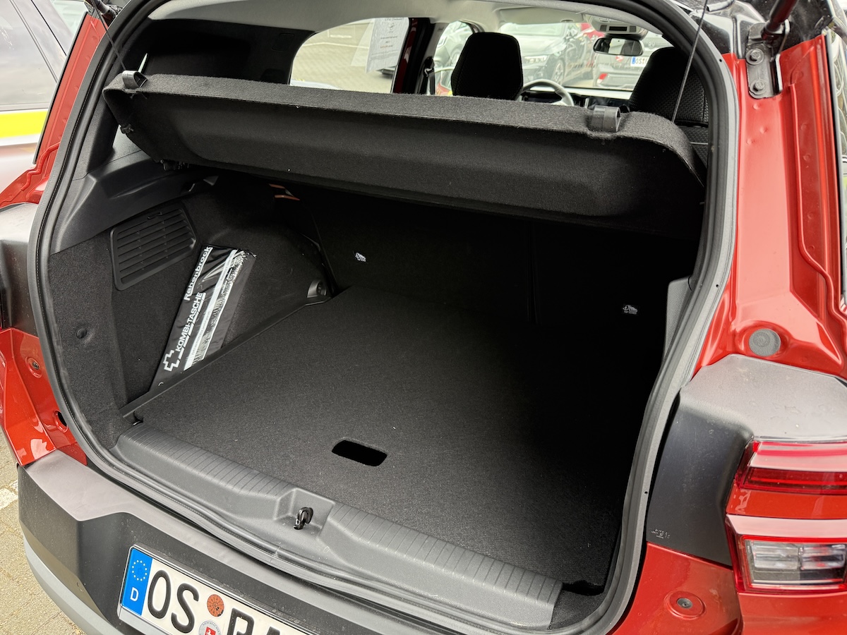 HASEPOST-Autotest: Opel Frontera Electric bietet viel Raum und verzichtet auf Schnickschnack Ordentlich Kofferraum im neuen Opel Frontera – auf Wunsch auch mit dritter Sitzreihe