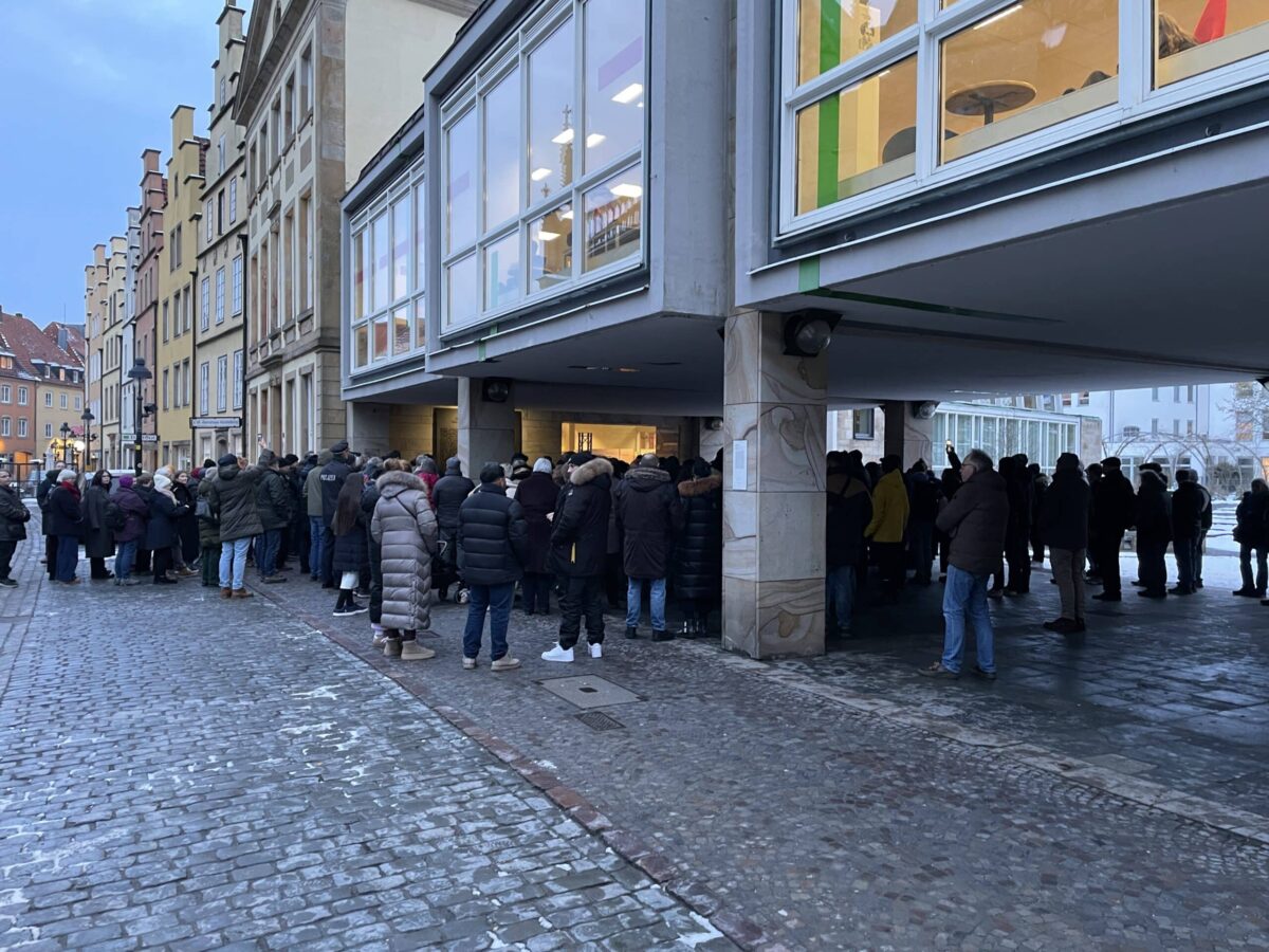 Zahlreiche Menschen waren zur Gedenkveranstaltung erschienen. / Foto: Dominik Lapp