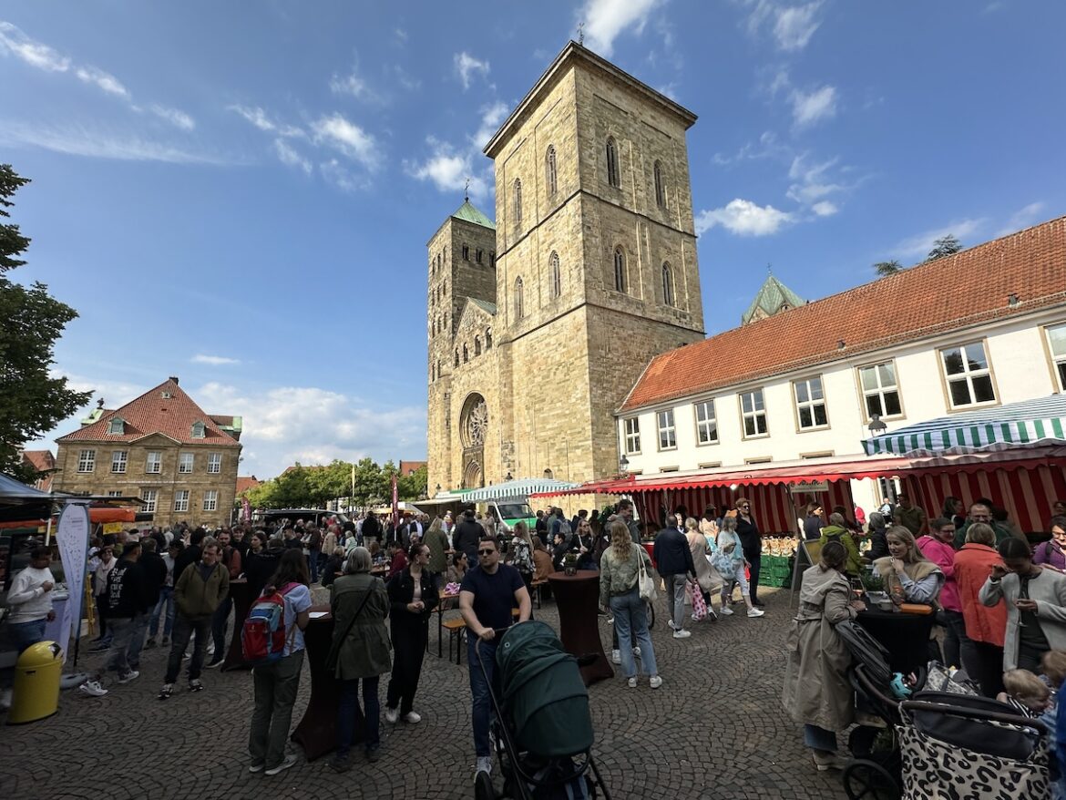 Shoppen und Schlemmen beim beim Abendmarkt vor dem Dom