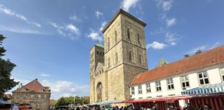 Shoppen und Schlemmen beim beim Abendmarkt vor dem Dom