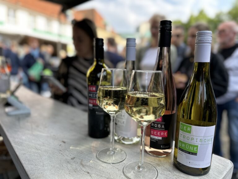 Wein, Spritz oder Prosecco? Was darf es sein, auf dem Abendmarkt vor dem Dom in Altstadt