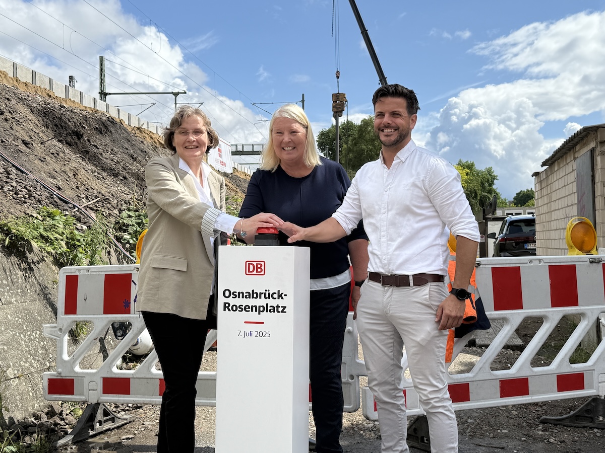 Jetzt wird´s laut am zukünftigen Bahnhalt Rosenplatz – Eröffnung noch 2026 geplant Start für die Bauarbeiten am Banhalt Rosenplatz (v.l.n.r.: Carmen Schwabl von der Landesnahverkehrsgesellschaft Niedersachen (LNVG), Bärbel Aissen von der DB InfraGO und René Bei der Sandwisch von der Stadt Osnabrück)