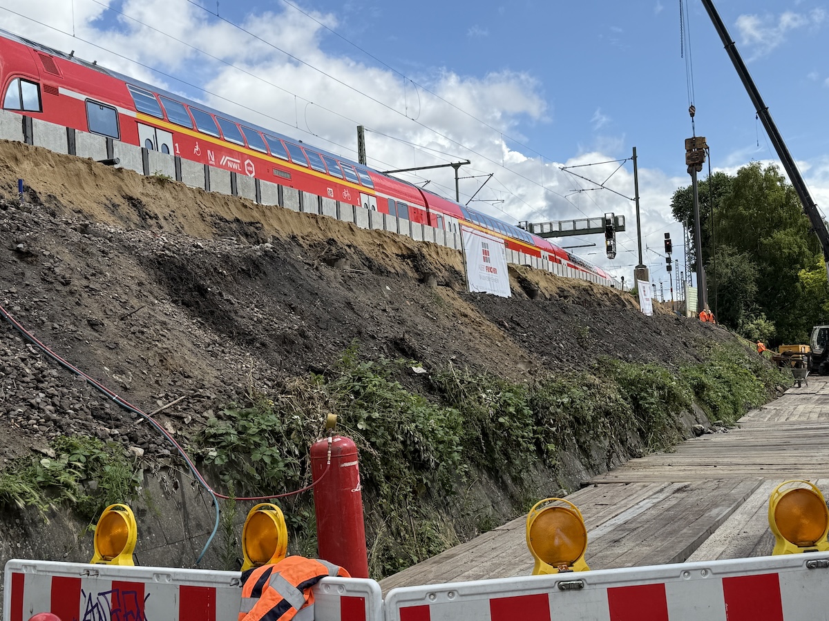 Zug aus Münster fährt durch am Rosenplatz-Bahnhalt