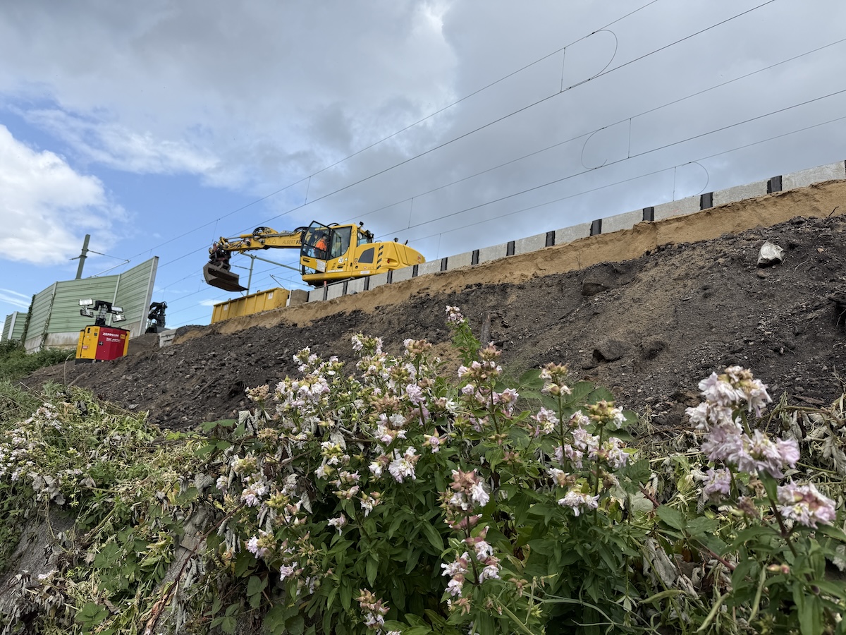 Jetzt wird´s laut am zukünftigen Bahnhalt Rosenplatz – Eröffnung noch 2026 geplant oben am Bahndamm wird gebaut – die Bahnsteigkante kam zuerst