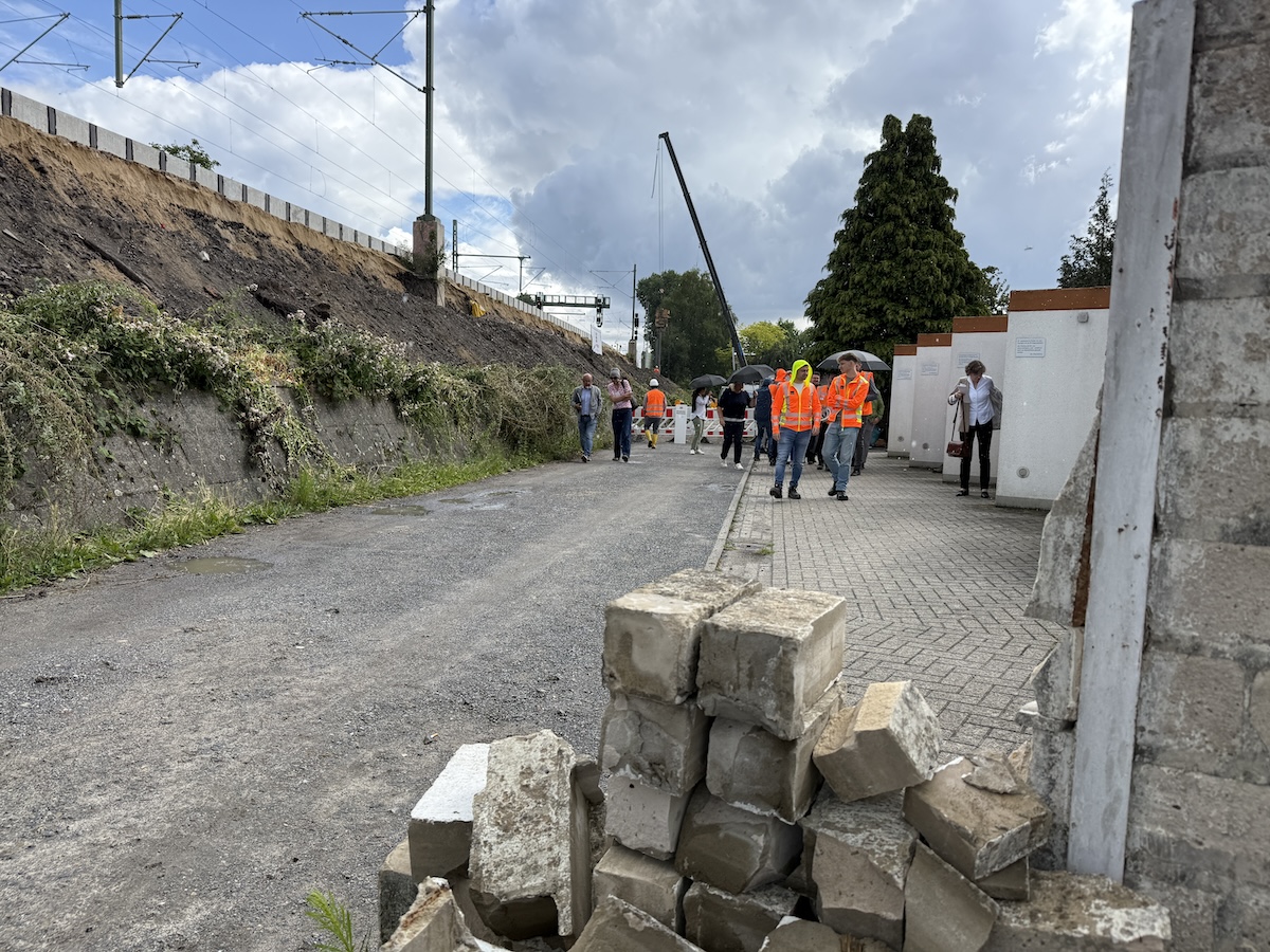 Jetzt wird´s laut am zukünftigen Bahnhalt Rosenplatz – Eröffnung noch 2026 geplant nächster Halt "Hinterhof"; ein attraktives Umfeld bietet der neue Bahnhalt wohl eher nicht