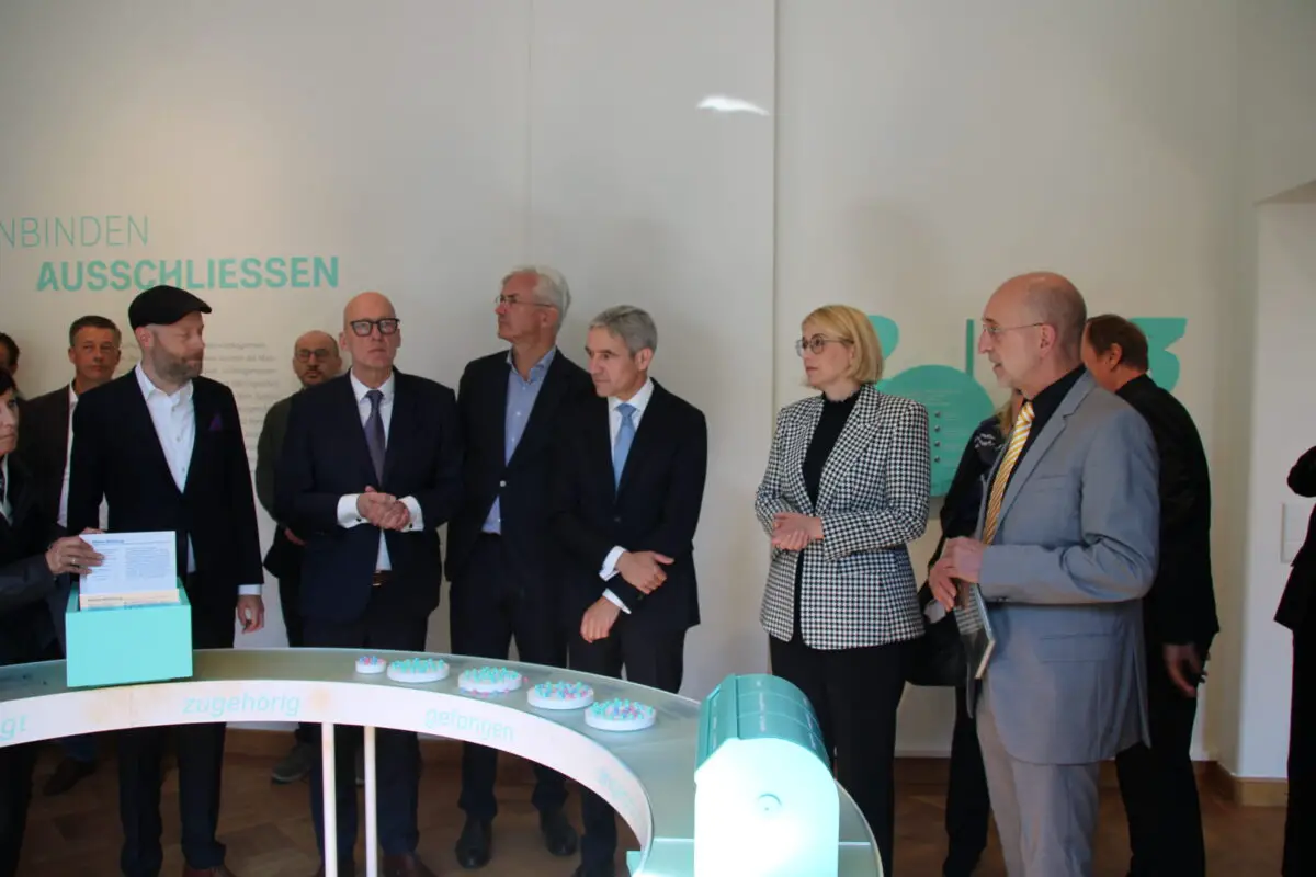 Von links: Nils-Arne Kässens (Museumsdirektor), Wolfgang Beckermann (Erster Stadtrat), Dr. Mathias Middelberg (CDU-Bundestagsabgeordneter), Prof. Dr. Stephan Harbarth (Präsident Bundesverfassungsgericht), Katharina Pötter (Oberbürgermeisterin) und Dr. Thorsten Heese (Kurator). / Foto: Dominik Lapp