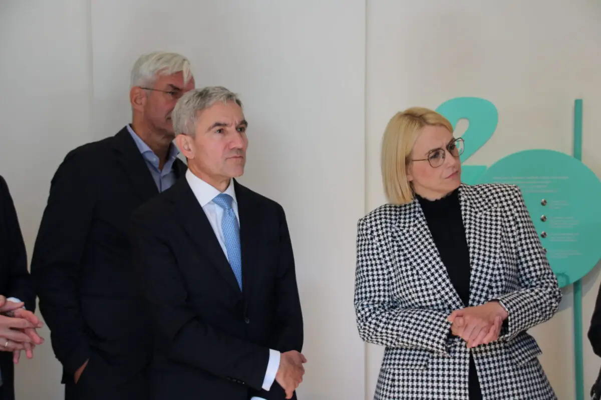 Prof. Dr. Stephan Harbarth und Katharina Pötter in der Ausstellung. / Foto: Dominik Lapp