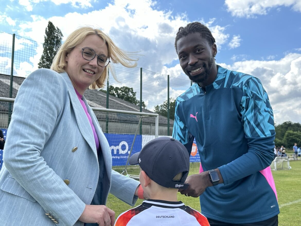 Im Summer Champ gab es Autogramme von Oberbürgermeisterin Katharina Pötter und Omar Traoré