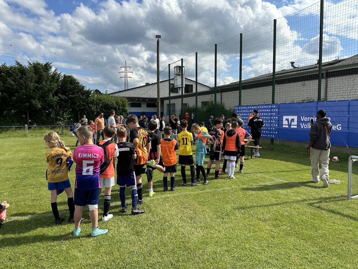 Für jede Teilnehmerin und jeden Teilnehmer gab es beim Volksbank Summer Champ 2024 zum Abschluß ein Trikot 