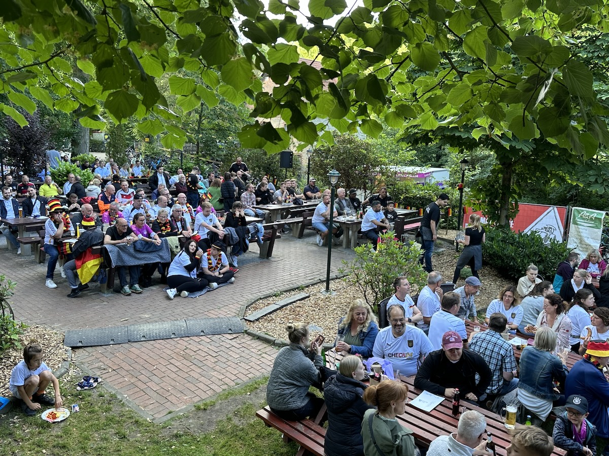 Relaxte Stimmung beim Public Viewig im Nettetal