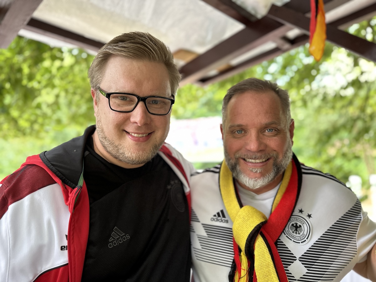 DJ Dennis „Kourtis“ Kurth und Christian Schäfer sorgen für das EM-Begleitprogramm im Nettetal