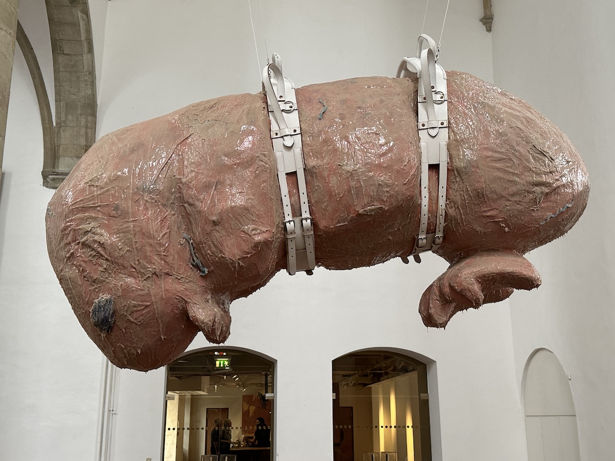 Meerschweinchen-Skulptur von Sophia Süßmilch unter der Decke der Kunsthalle in der Dominikanerkirche