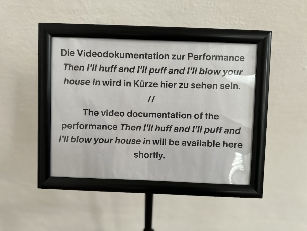 Schild zur nicht gezeigten Performance von Sophia Süßmilch