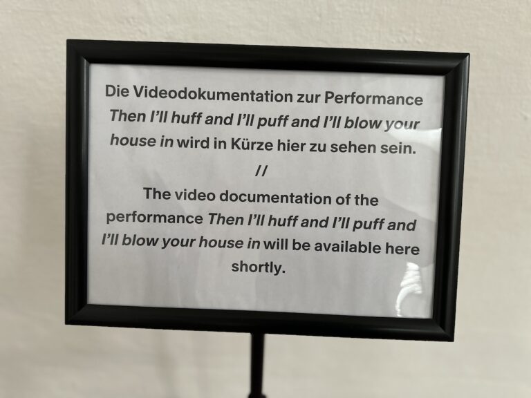 Schild zur nicht gezeigten Performance von Sophia Süßmilch