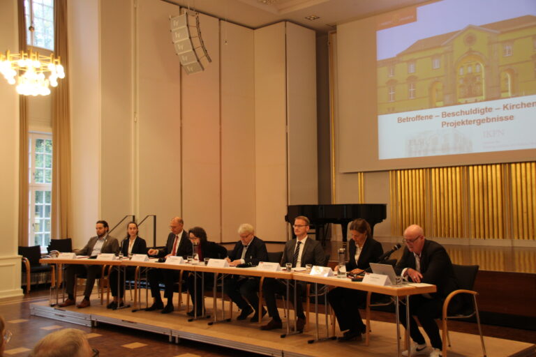 Abschlussbericht zu sexualisierter Gewalt im Bistum Osnabrück. / Foto: Dominik Lapp