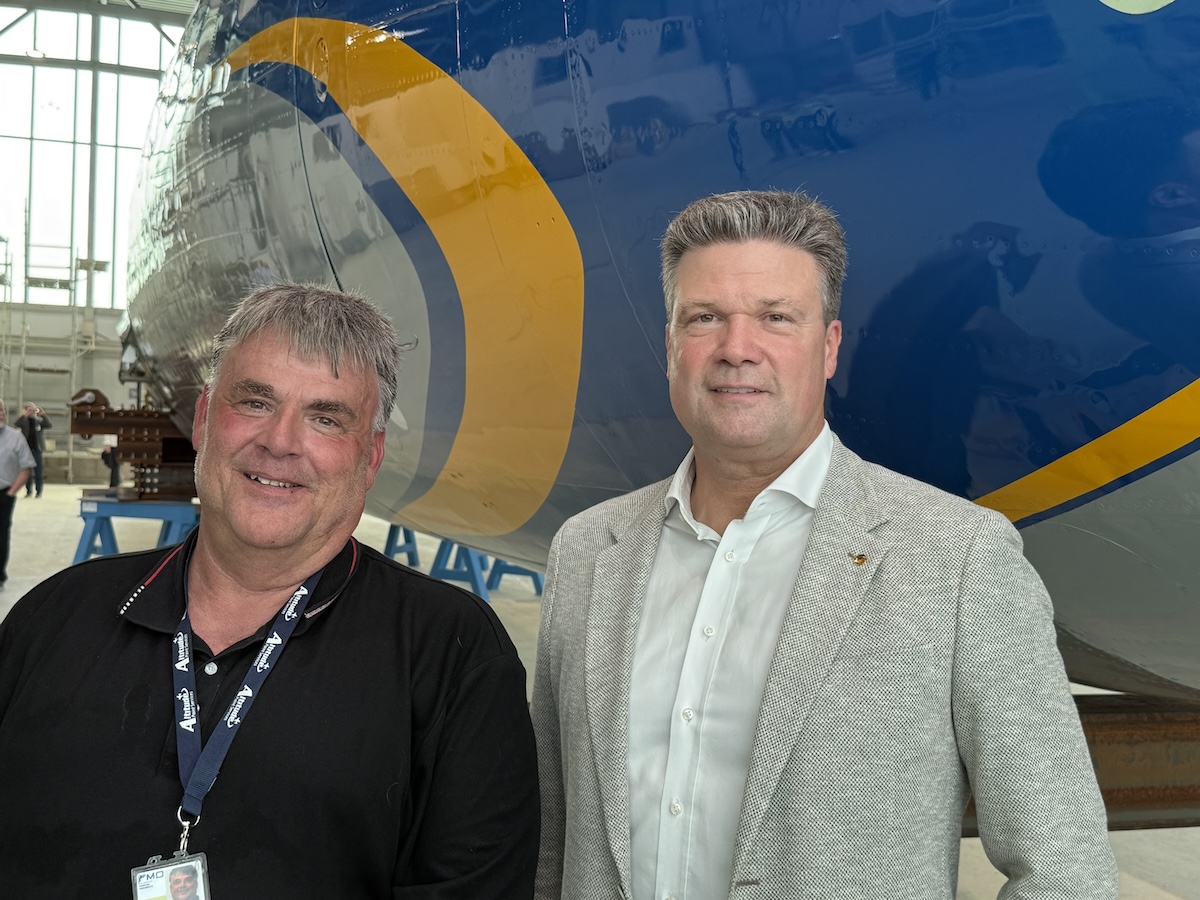 Die schönste Tochter der Lufthansa wurde am FMO neu „eingekleidet“ Andreas Ossenkopf von Altitude Paint Services (APS) am FMO und Wolfgang von Richthofen von der Lufthansa