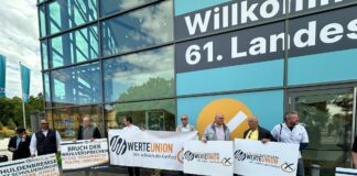 Protest der WerteUnion vor der OsnabrückHalle. / Foto: WerteUnion
