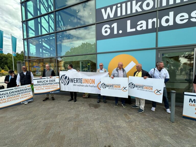 Protest der WerteUnion vor der OsnabrückHalle. / Foto: WerteUnion