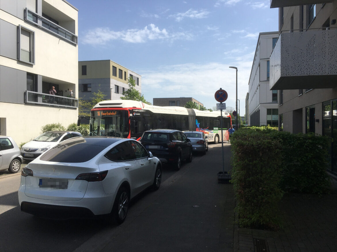 Die Linie 16 steckt in der Albert-Einstein-Straße fest. / Foto: Dominik Lapp