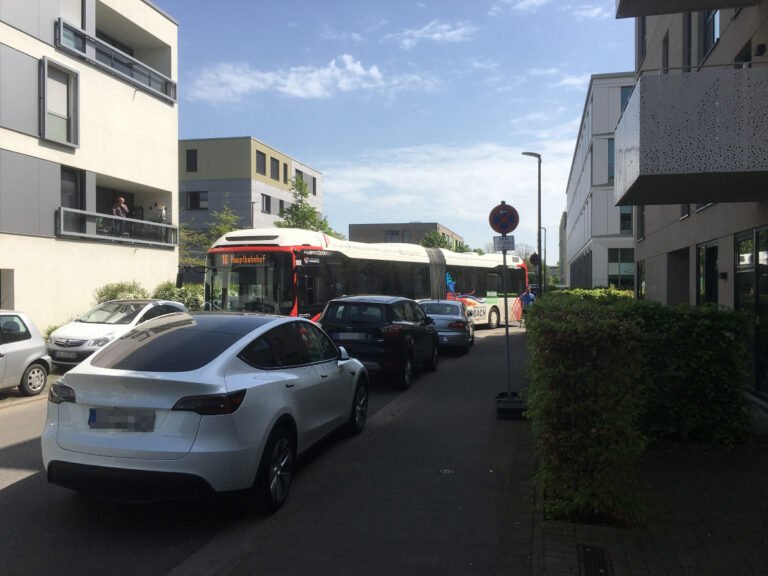 Die Linie 16 steckt in der Albert-Einstein-Straße fest. / Foto: Dominik Lapp