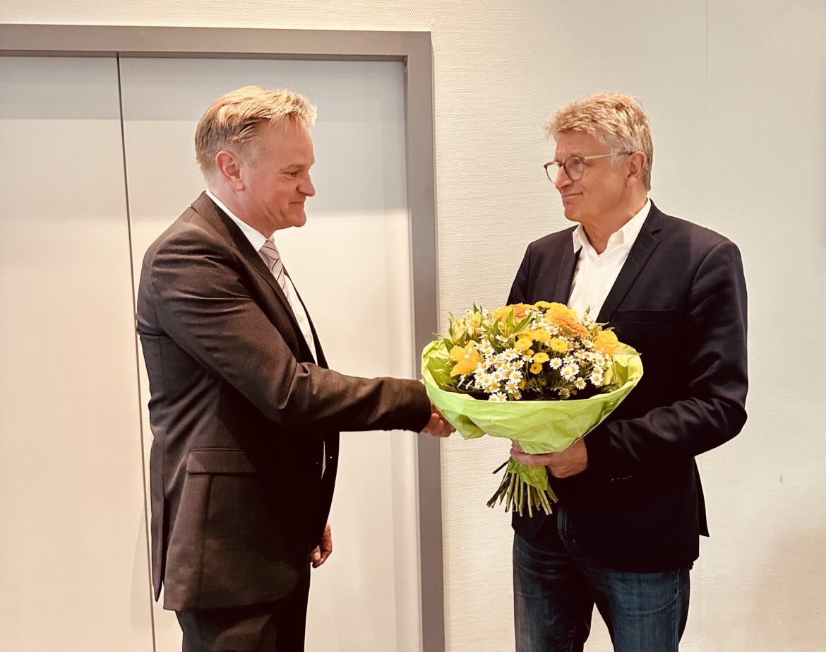 Dr. Fritz Brickwedde (re.), Aufsichtsratsvorsitzender der Klinikum Osnabrück GmbH, und Klaus Beekmann, Geschäftsführer der Klinikum Osnabrück GmbH ab dem 01.10.2024. / Foto: Benedikt Hart