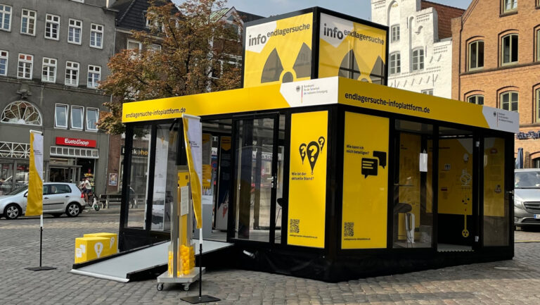 Infomobil in Flensburg. / Foto: BASE