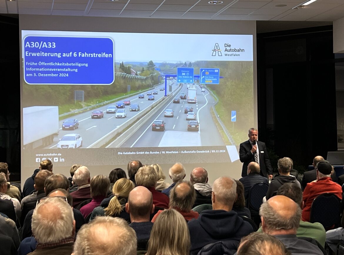 Rund 160 Bürgerinnen und Bürger informierten sich im Museum am Schölerberg über den fortgeschrittenen Planungsstand zum Aus- und Umbau der A30/A33. Burkhard Pott, Leiter der Außenstelle Osnabrück, begrüßte die Teilnehmenden und leitete in den Abend ein. / Foto: Christine Sabisch