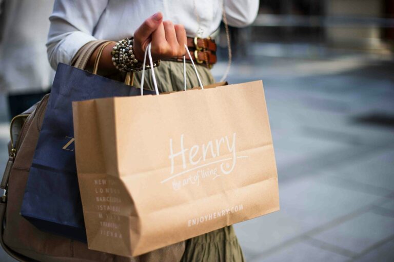 Shopping mit Papiertüte