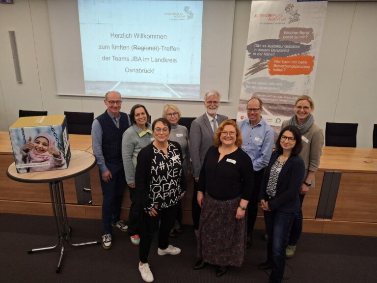 Experten der Jugendberufsagenturen tauschten sich jetzt im Kreishaus Osnabrück über veränderte Strategien aus, junge Menschen in einer zunehmend komplexen Welt gut zu begleiten. Mit dabei waren (von hinten links) Ralf Holzgrefe, Koordinator an den Berufsbildenden Schulen (BBS) in Bersenbrück, Nadine Kretschmar, Fachberaterin Berufsorientierung des Regionalen Landesamts für Schule und Bildung Osnabrück (RLSB), Christiane Lauck, RLSB Fachberaterin Berufsorientierung Gymnasien, Thorsten Peters, Schulleitung der von-Ravensberg Oberschule in Bersenbrück, Malte Kampmeyer, Bereichsleiter der Agentur für Arbeit Osnabrück, Anja Stolte, stellvertretende Schulleitung der BBS Melle sowie (von vorne links) Susanne Steininger, Bereichsleiterin Übergangsmanagement der MaßArbeit, Debbie Stoll, Smart Communication, sowie Sonja Klante, Servicestelle Jugendberufsagenturen des Bundesinstituts für Berufsbildung (BIBB) in Bonn.