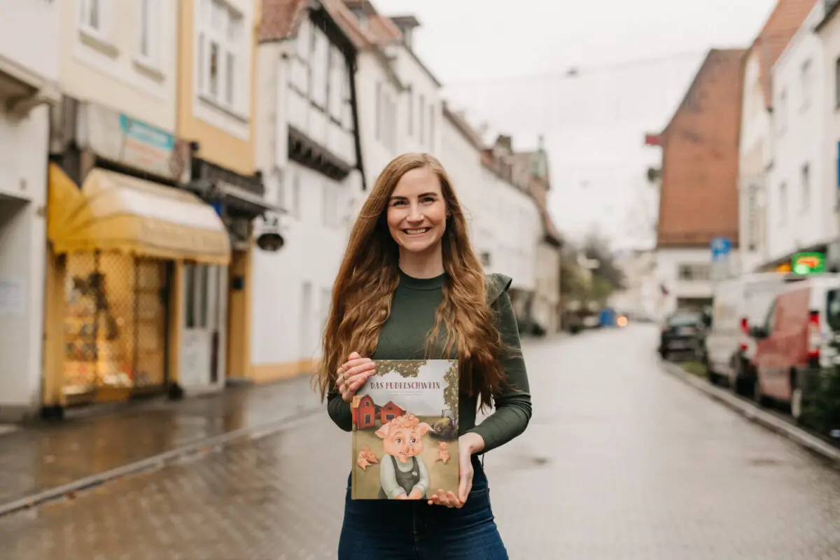 Jenniffer Schotter in der Osnabrücker Hasestraße mit ihrem Kinderbuch. / Foto: Lukas Gruenke