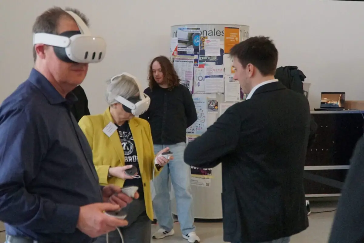 Wie Osnabrücker Studierende eine VR-Simulation gegen Starkregen-Gefahren entwickeln Besucher probieren die VR-Simulation auf der Projektmesse aus.