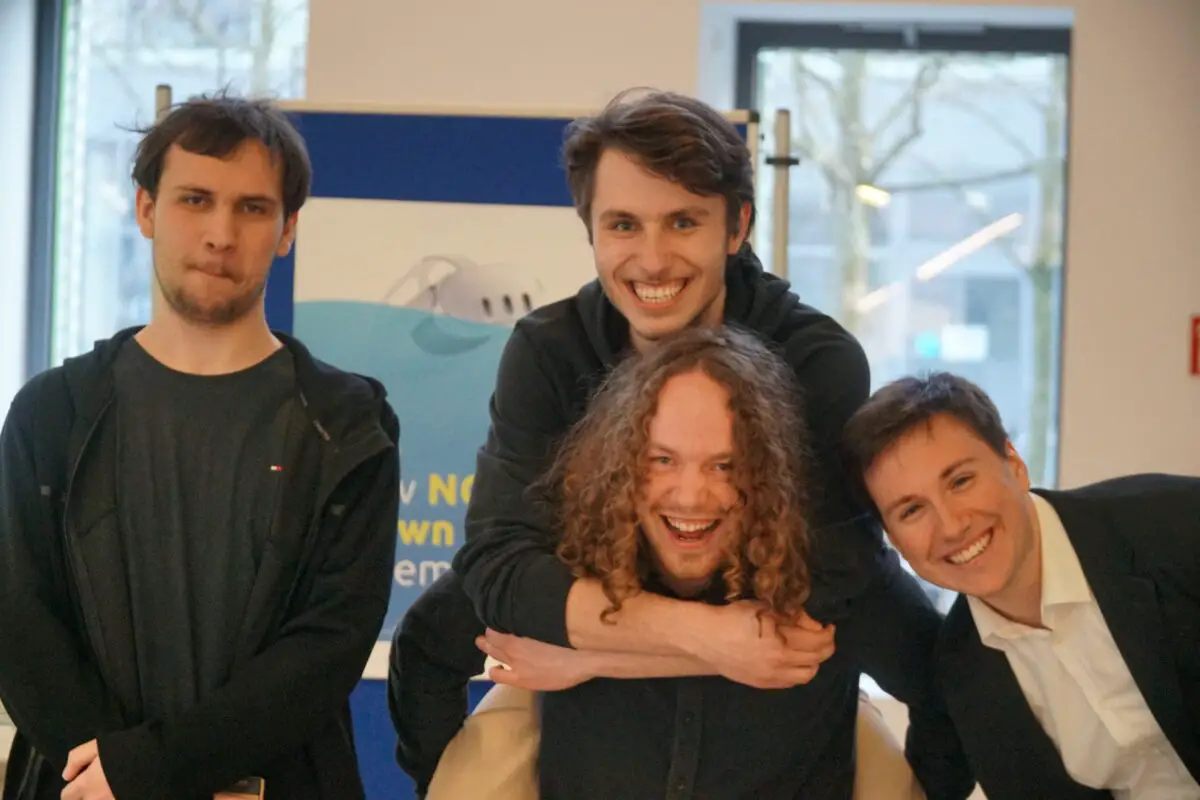 Wie Osnabrücker Studierende eine VR-Simulation gegen Starkregen-Gefahren entwickeln Das studentische Projektteam. Von links nach rechts: Oliver Snopko, Leon Seeger (oben), Jan Steinkamp (unten) und Árpád Horváth.