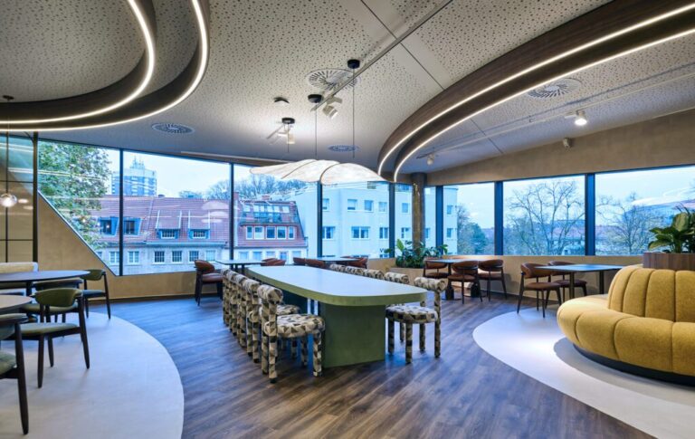 Restaurant Roofspot, L&T