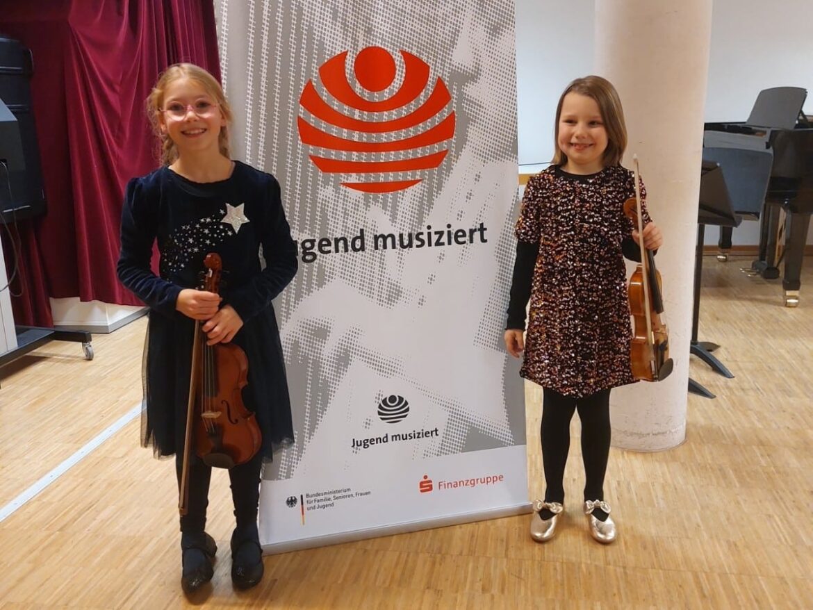 Jana und Maëlle freuen sich über ihre Preise. / Foto: Susanne Unger.