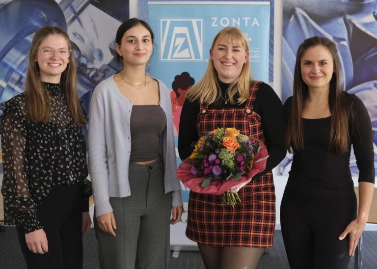 Junge MINT-Talente (von links): Jonna Gartmann, Leona Jungjohann, Lea Brinkmann und Katharina Wilsmann. / Foto: Claudia Voicu