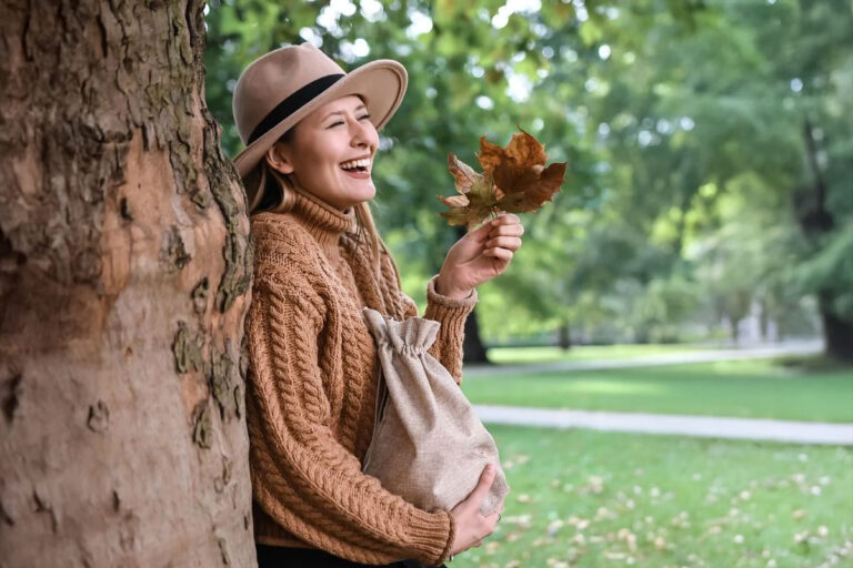 Frau mit Jutesack im Park
