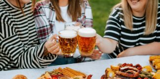 Feiern mit Bier und Brotzeit