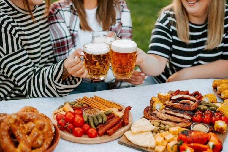 Feiern mit Bier und Brotzeit