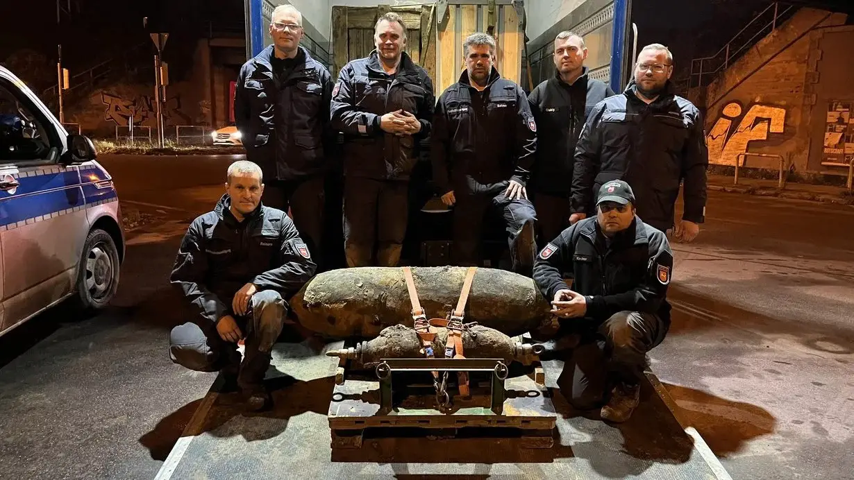 300 Euro Bußgeld: Wie viele Störer gab es bei der Bombenräumung am 9. November? Das Team des Kampfmittelbeseitigungsdienstes am 9. November im Lokviertel (von links): Jens Reiners, Hinrich Brand, Tim Hoferichter, Mirko Batmer, Thomas Globig, Lukas Ahrens und Jann Kirchner (hockend). / Foto: Constantin Binder