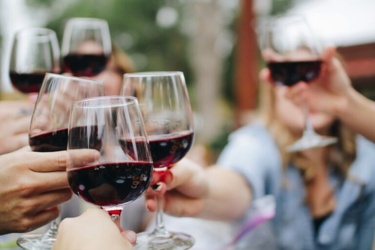 Rotwein trinken