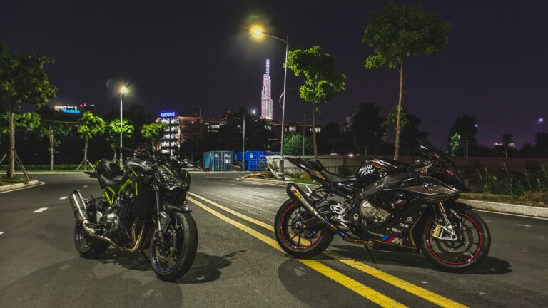 Motorräder bei Nacht