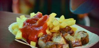 Mantaplatte: Currywurst mit Pommes