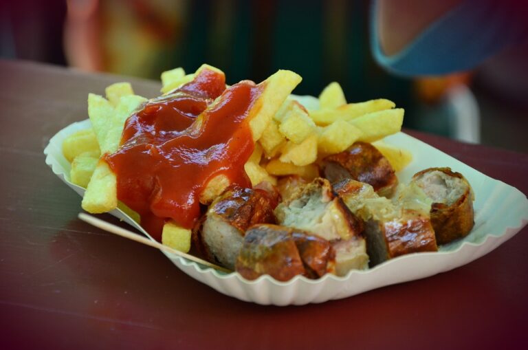 Mantaplatte: Currywurst mit Pommes