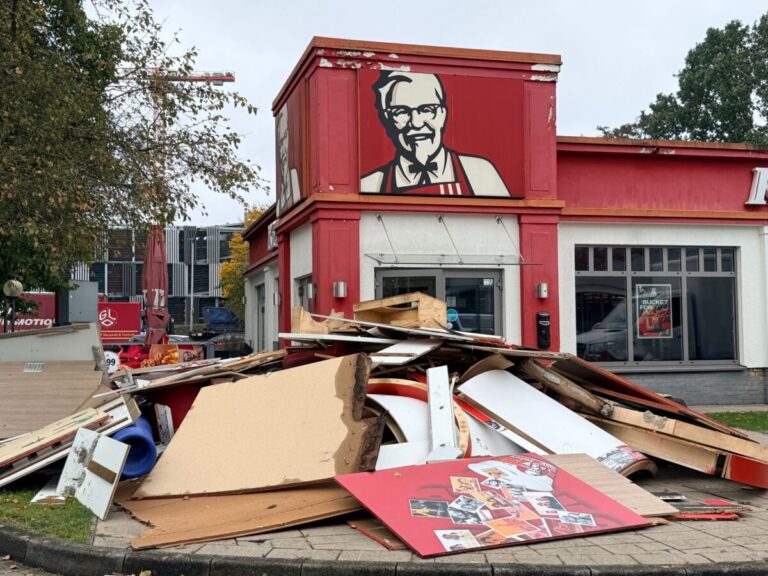 KFC an der Pagenstecherstraße wird umgebaut. / Foto: Pohlmann