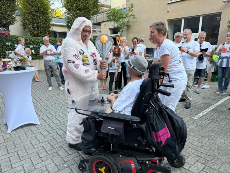 Fackelübergabe bei Kinder-Lebens-Lauf OS